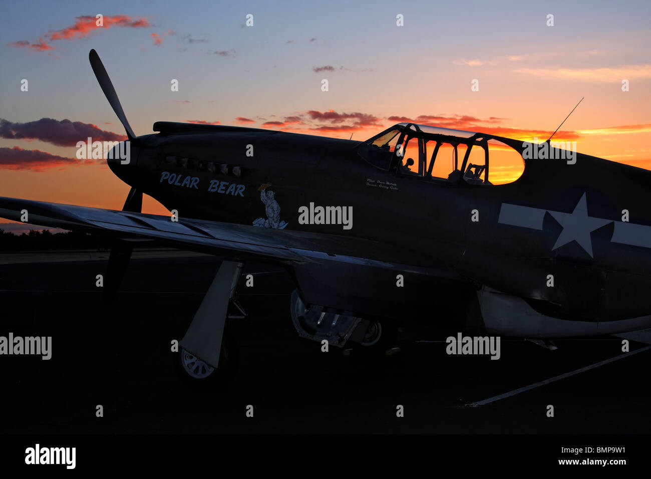 Ein North American P-51A Mustang sitzt auf der Rampe bei Sonnenuntergang. Stockfoto