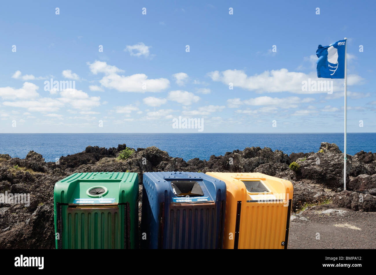Recycling-Punkt mit drei verschiedenen Lagerplätzen in Faial, Azoren, Portugal Stockfoto