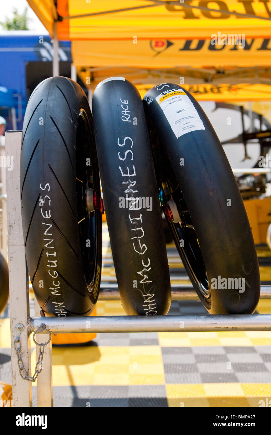 John McGuinness Rennreifen Dunlop auf Rädern bereit für den Renntag auf Isle Of Man TT 2010 Stockfoto