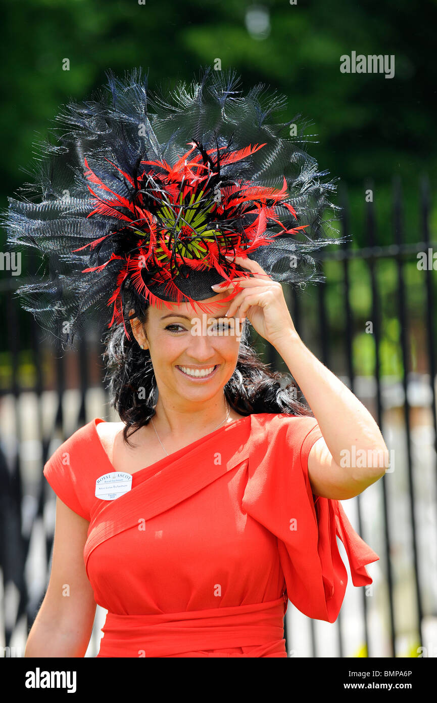 Eine weibliche Rasse Goer einen Hut bei Tag eins des Royal Ascot 2010 Stockfoto
