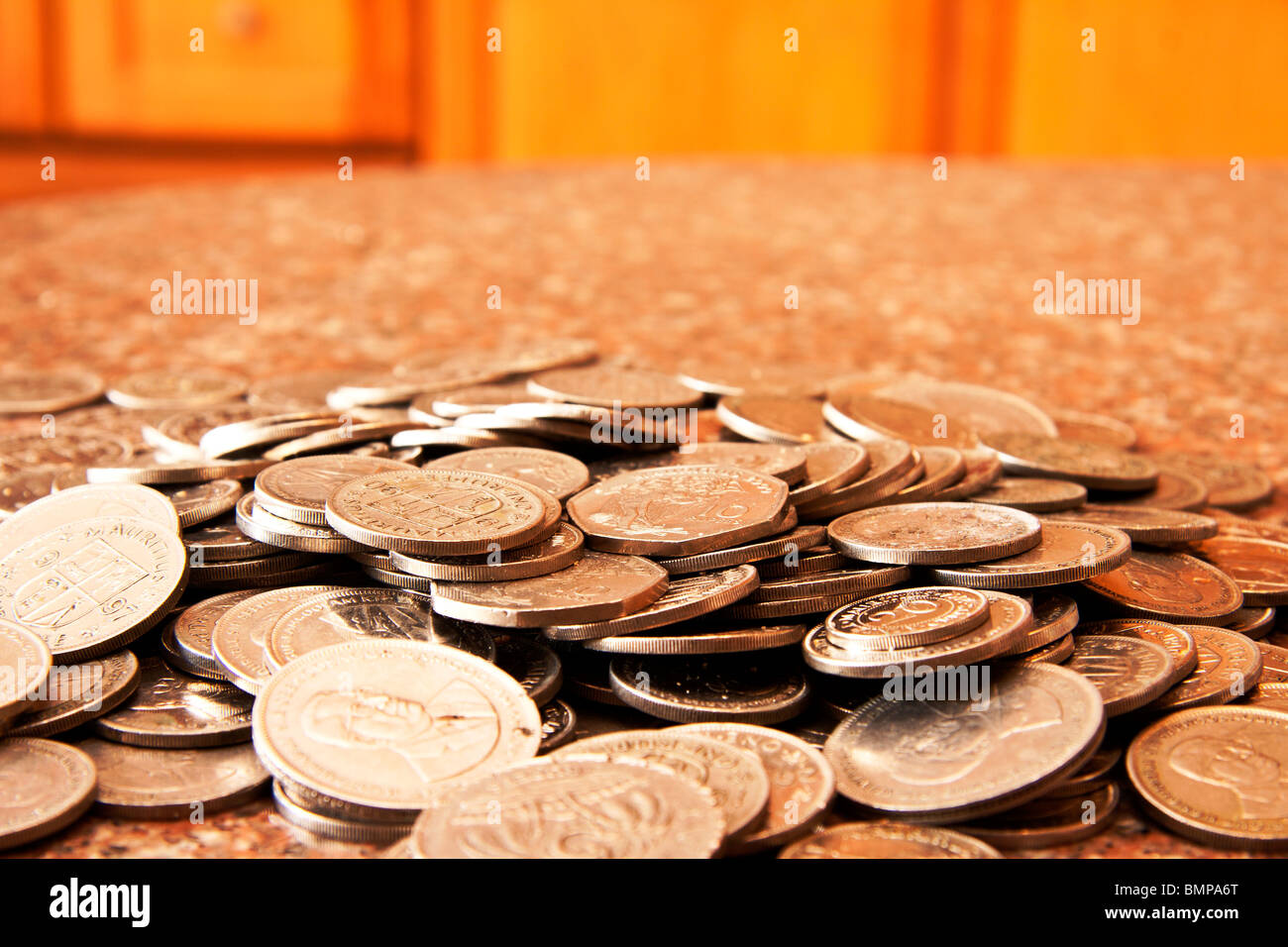 verstreuten Münzen von Rupien und Cent (Mauritius Währungseinheit) Stockfoto