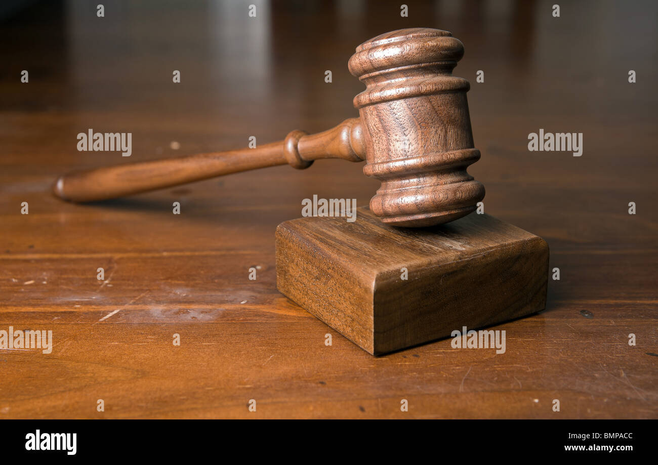 Richter oder Auktionatoren Hammer auf Holztisch Stockfoto