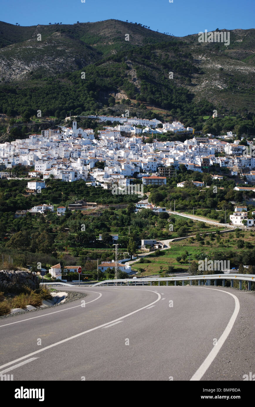 Blick auf das Dorf, weiß getünchten Dorf (Pueblo Blanco), Westeuropa Casarabonela, Provinz Malaga, Andalusien, Spanien. Stockfoto