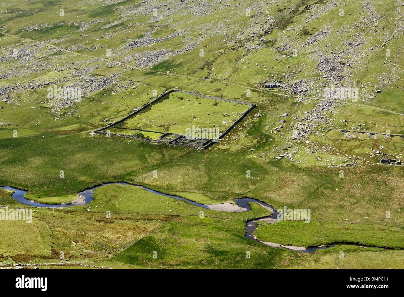 Blick ins Cwm Eigiau in die Carneddau Berge von Snowdonia, zeigen alte Gehöfte und tierischen Stifte neben Afon Eigiau Stockfoto