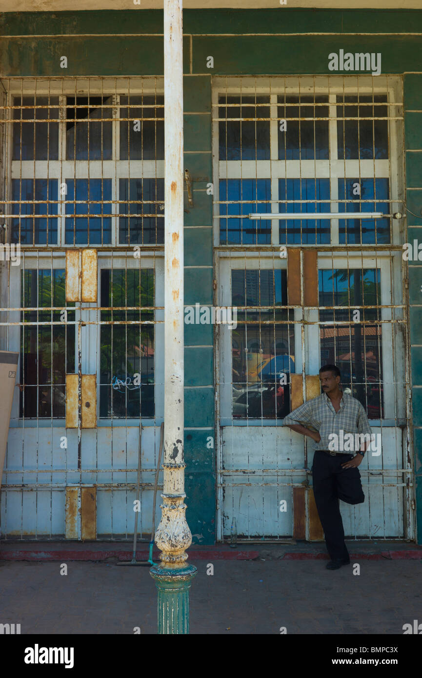 Ein Bürgersteig in Maputo, der Hauptstadt von Mosambik, Afrika. Stockfoto