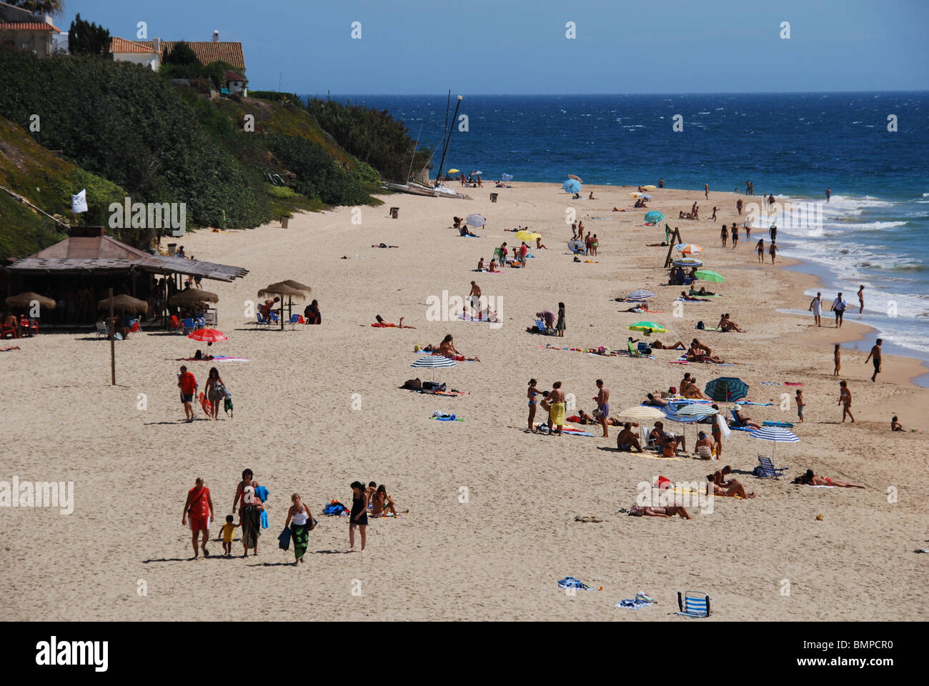 Urlauber am Strand, Canas de Meca, Costa De La Luz, Provinz Cadiz, Andalusien, Südspanien, Westeuropa. Stockfoto