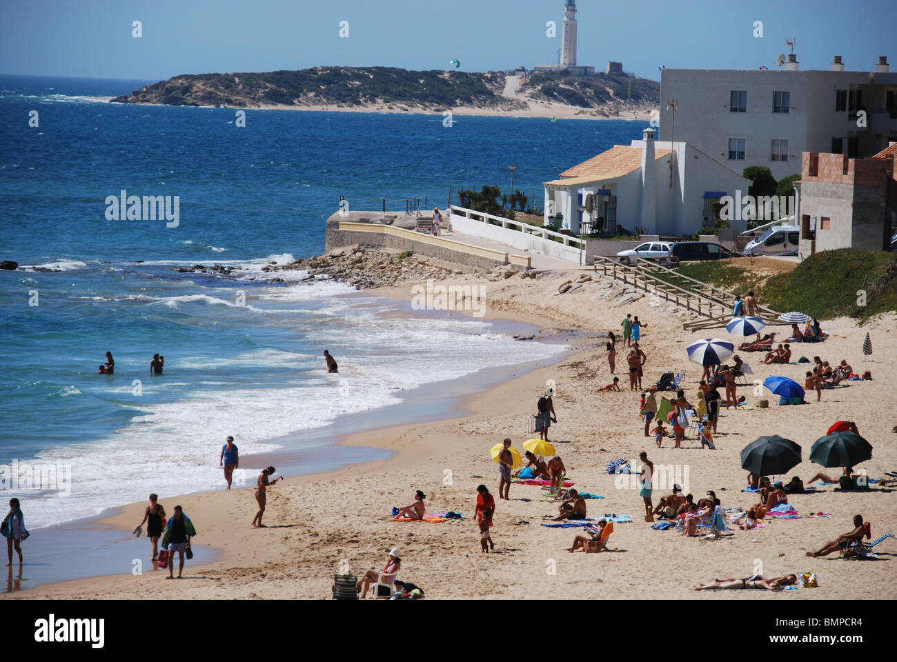 Urlauber am Strand, Canas de Meca, Costa De La Luz, Provinz Cadiz, Andalusien, Südspanien, Westeuropa. Stockfoto