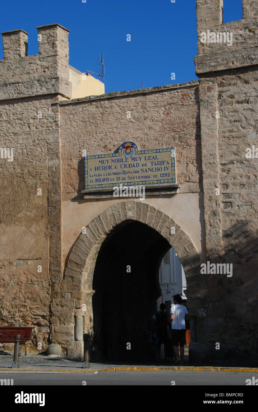 Die Zinnen und Stadttor (Puerta de Jerez), Tarifa, Costa de la Luz, Provinz Cadiz, Andalusien, Spanien, Westeuropa. Stockfoto