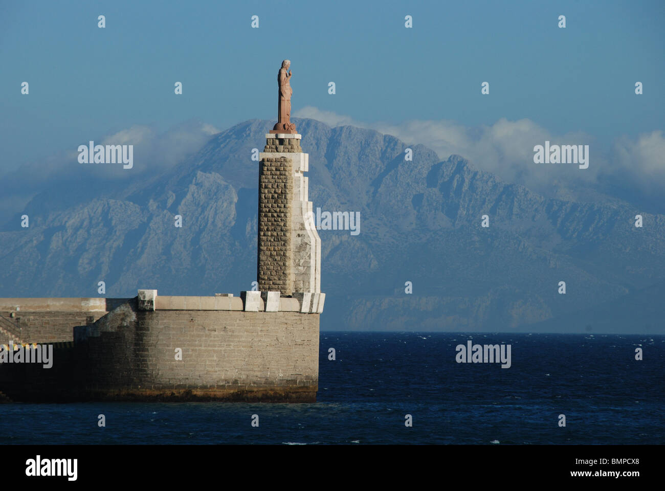 Statue mit Bergen von nordafrikanischen Küste nach hinten, Tarifa, Costa De La Luz, Provinz Cadiz, Andalusien, Spanien, Westeuropa. Stockfoto