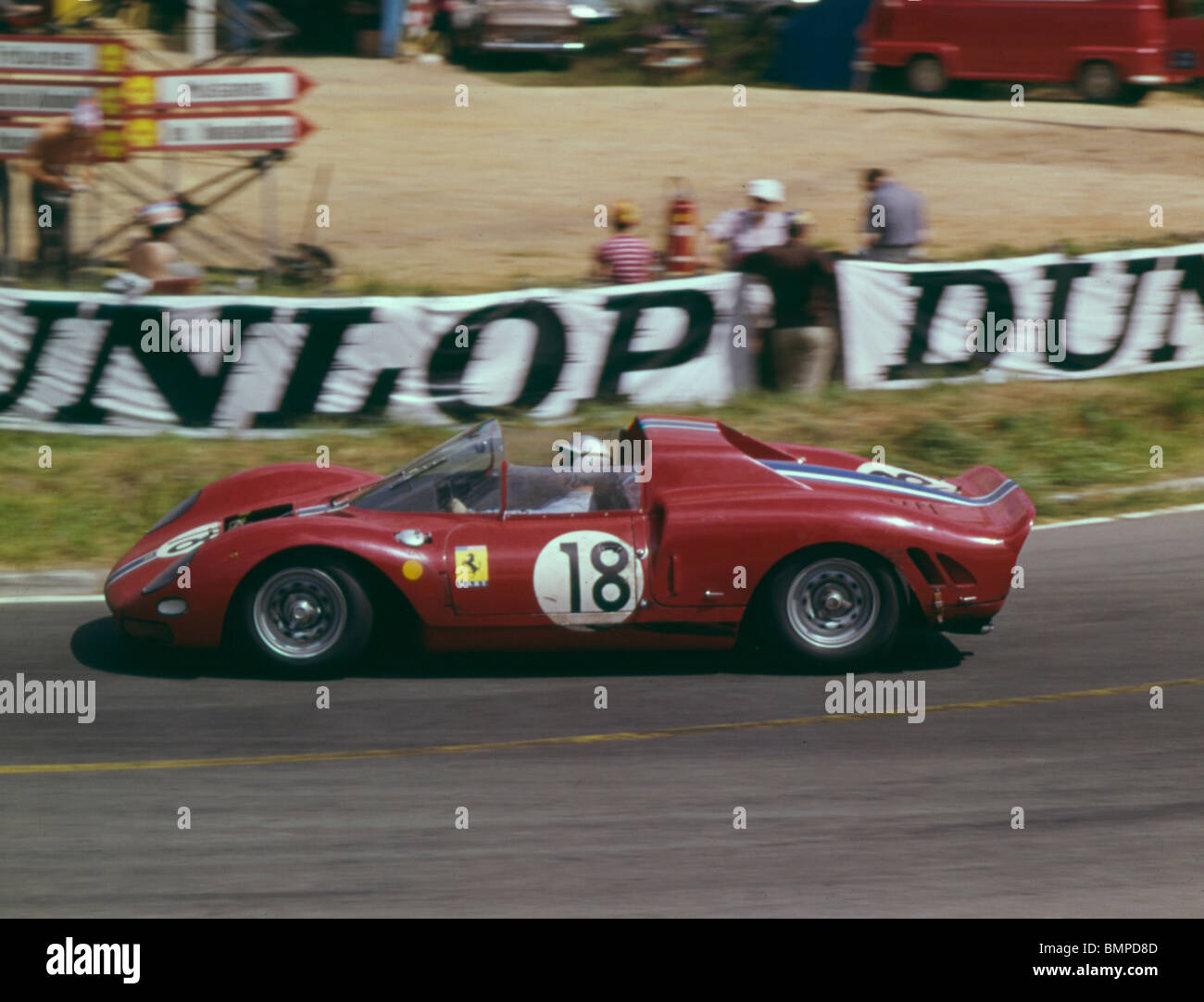 Ferrari 365 P2 von Pedro Rodriguez und Nino Vaccarella im Jahre 1965 24-Stunden-Rennen von Le Mans. Sie beendeten 7. Stockfoto