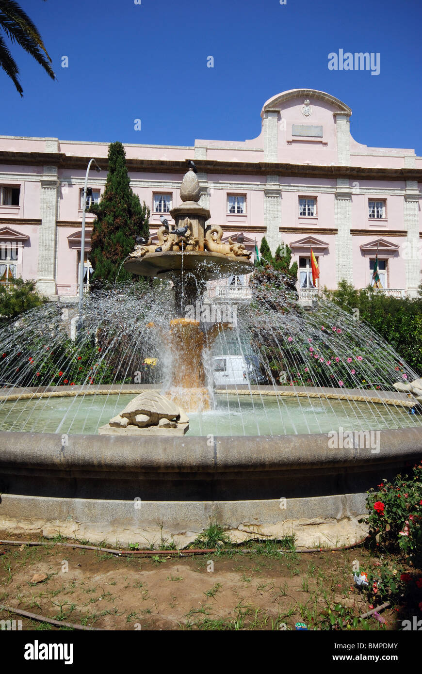 Brunnen vor Ratsgebäude auf der Avenida del Puerto, Cadiz, Provinz Cadiz, Andalusien, Südspanien, Westeuropa. Stockfoto