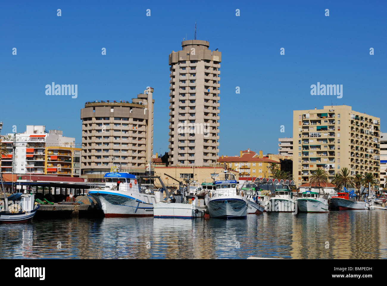 Die Fischerei Trawler im Hafen, Fuengirola, Costa Del Sol, Provinz Malaga, Andalusien, Südspanien, Westeuropa. Stockfoto