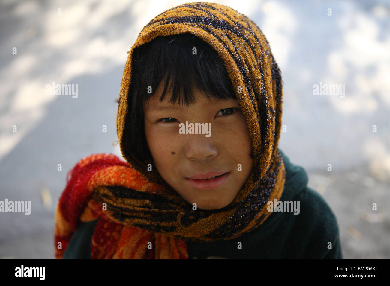 Junge Mädchen trägt einen traditionellen Schal in Paro, Bhutan. Stockfoto