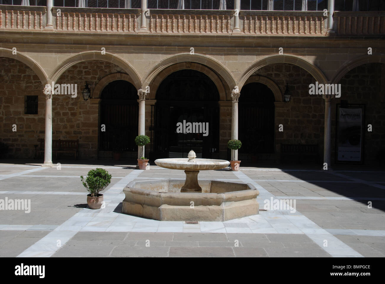 Brunnen im Innenhof, Hospital de Santiago, Westeuropa Ubeda, Provinz Jaen, Andalusien, Spanien. Stockfoto