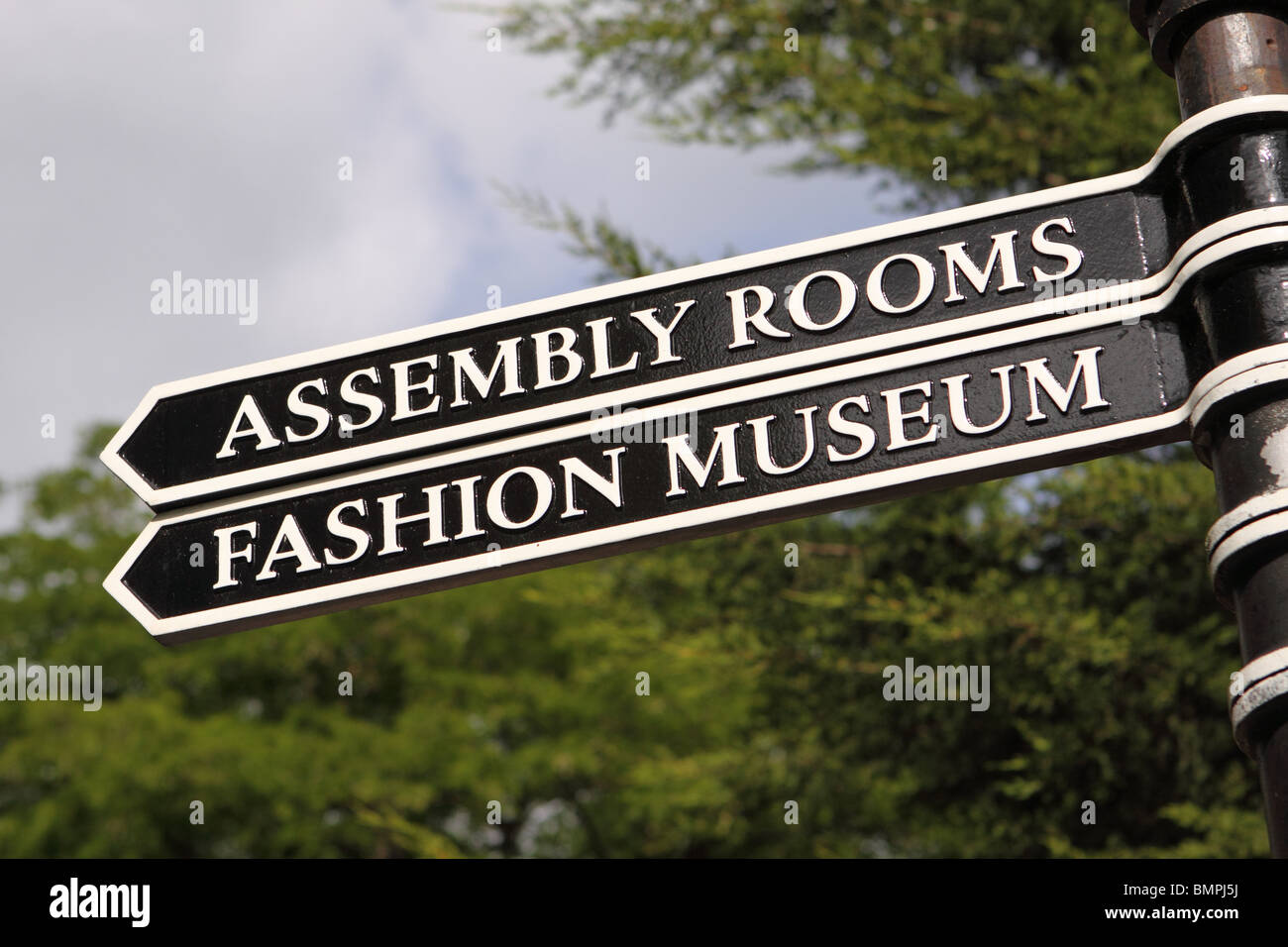 Bath England touristische Wegweiser zu den Assembly Rooms und das Modemuseum Stockfoto