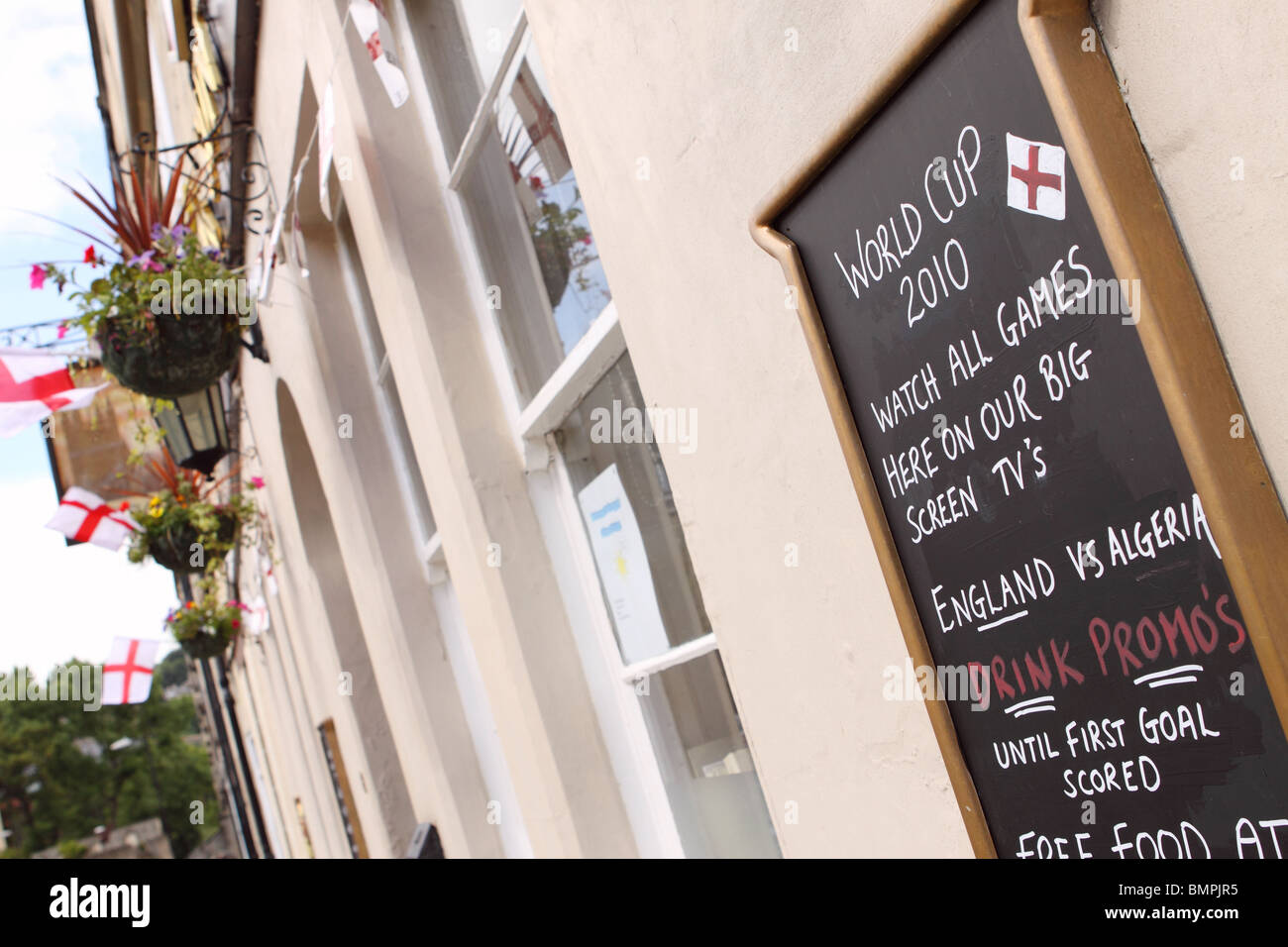 Welt Cup 2010 Pub in Bath England England Fußball-Spiele auf Großbild-TV Werbung Stockfoto