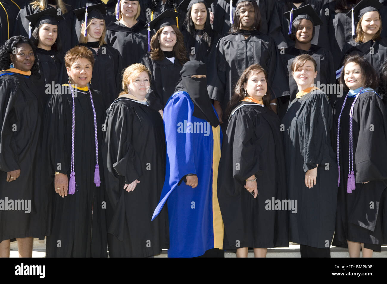 Voll verschleierte muslimische College-Lehrer mit Dozenten und Absolventen von anerkannten Krankenpflegeschule in New York City. Stockfoto