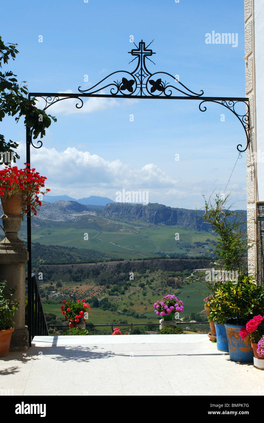 Schmiedeeisen-Bogen mit Blick auf die Landschaft, Don Boscos House, Ronda, Provinz Malaga, Andalusien, Südspanien, Westeuropa. Stockfoto