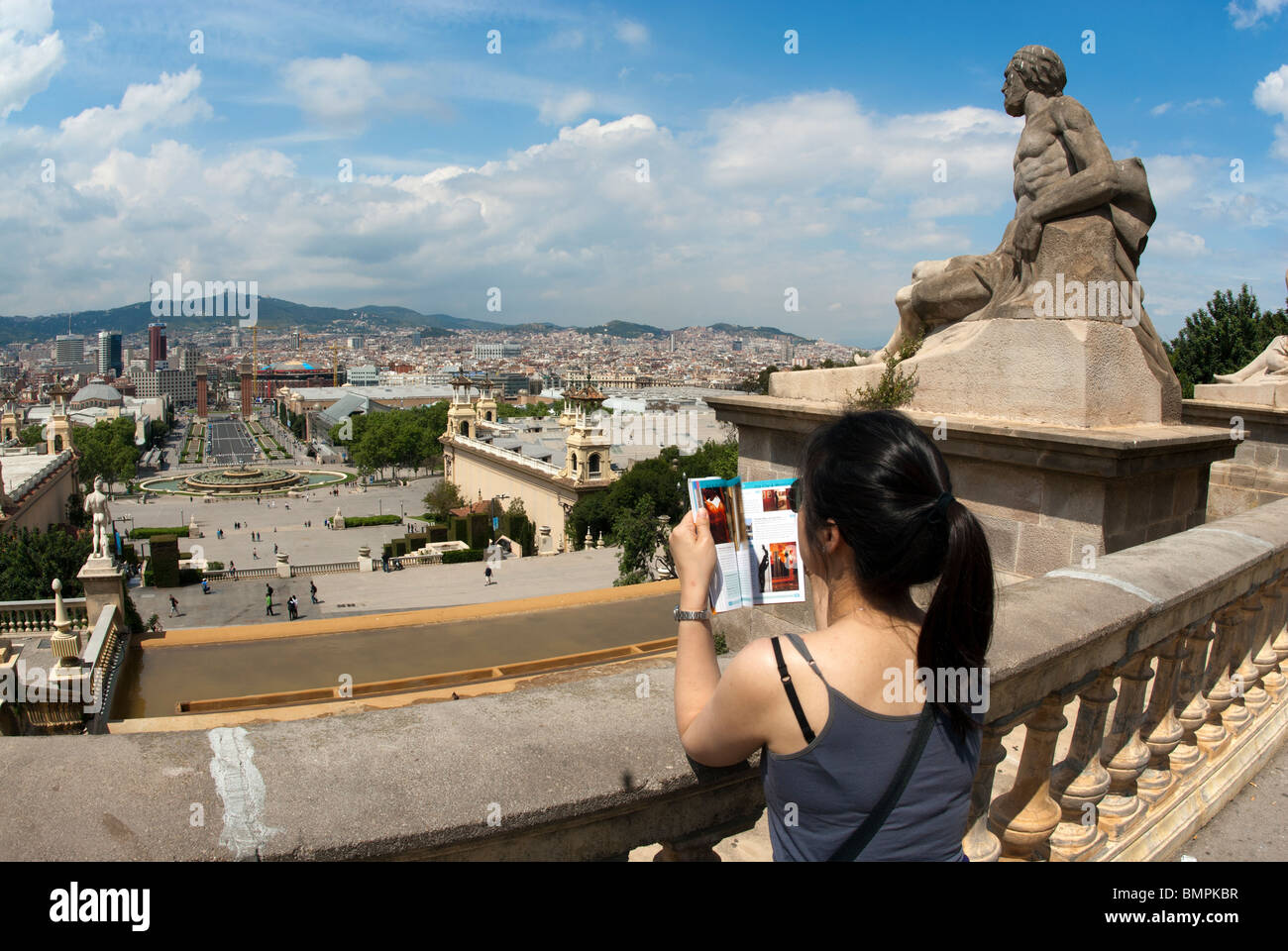 Touristen mit Reiseführer in Montjuic mit Blick auf Barcelona Stockfoto
