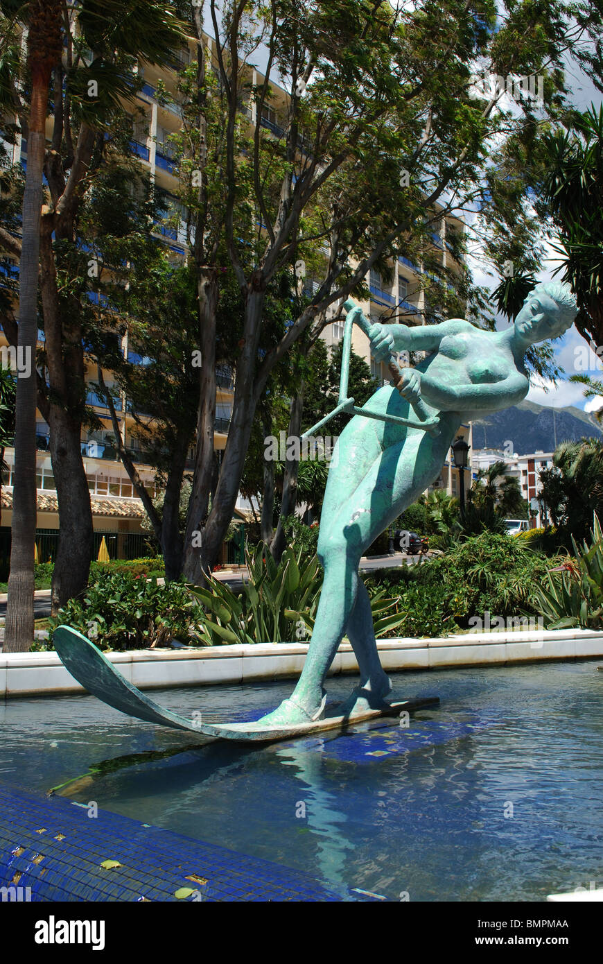 Wasserski-Skulptur an der Promenade, Marbella, Costa Del Sol, Provinz Malaga, Andalusien, Südspanien, Westeuropa. Stockfoto