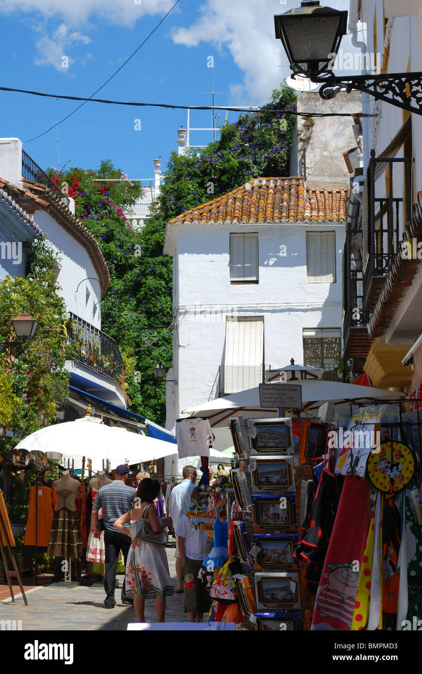 Souvenir-Shops in einer alten Stadt Seitenstraße, Marbella, Costa Del Sol, Provinz Malaga, Andalusien, Südspanien, Westeuropa. Stockfoto
