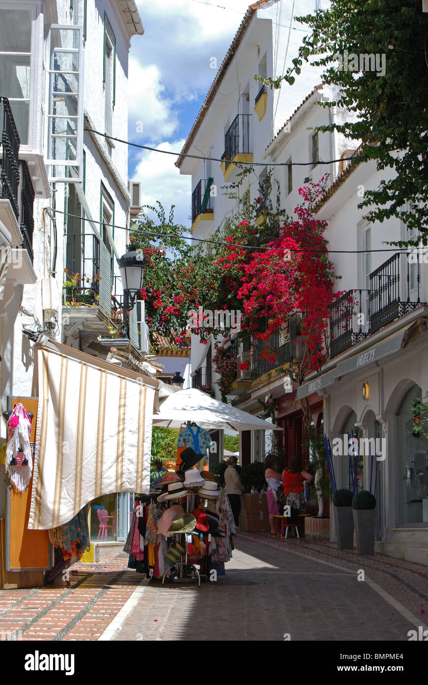Touristenläden in der alten Stadt, Marbella, Costa del Sol, Provinz Malaga, Andalusien, Spanien, Westeuropa. Stockfoto