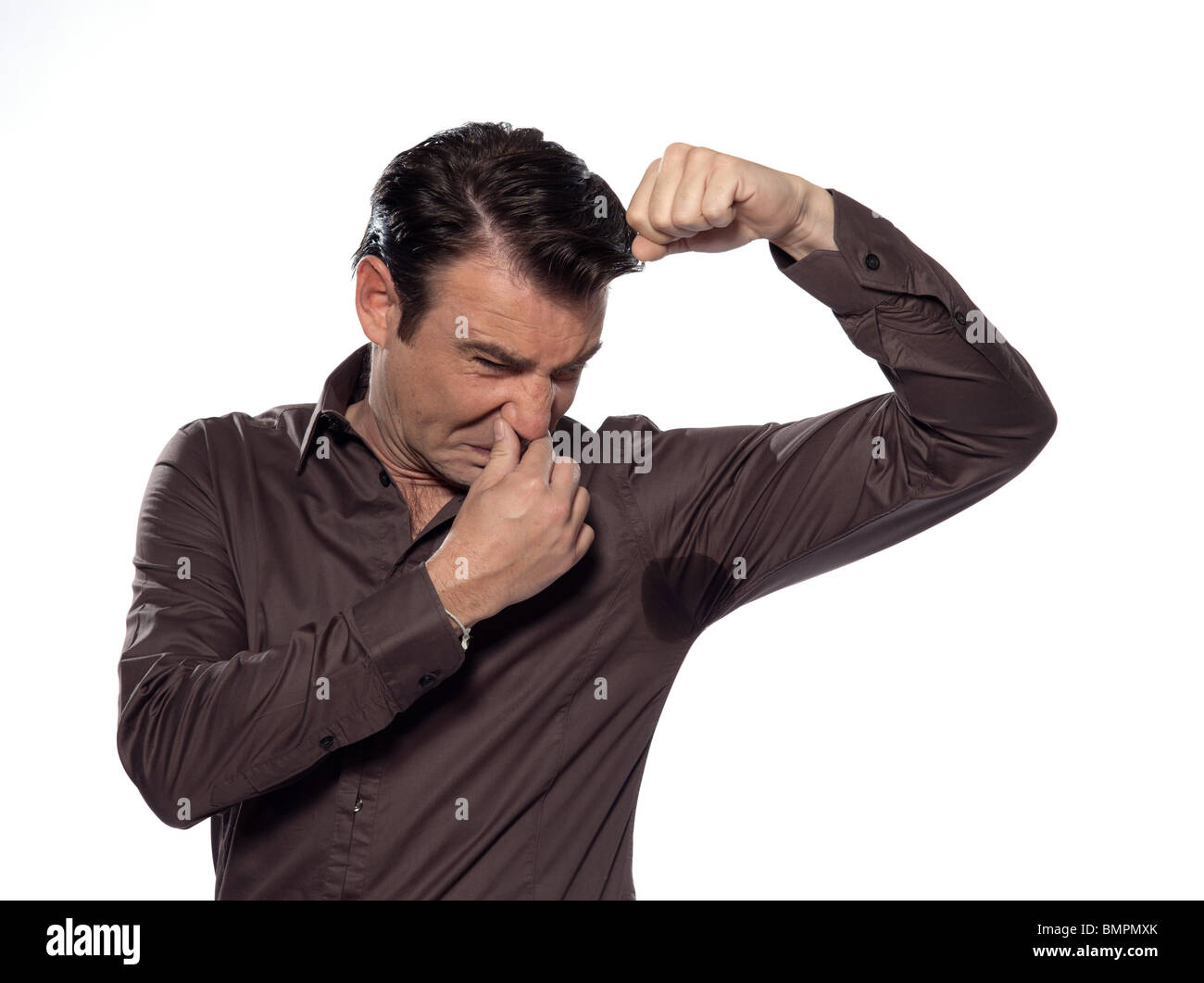 Mann schwitzt unangenehm riechen isoliert Studio auf weißem Hintergrund Stockfotografie