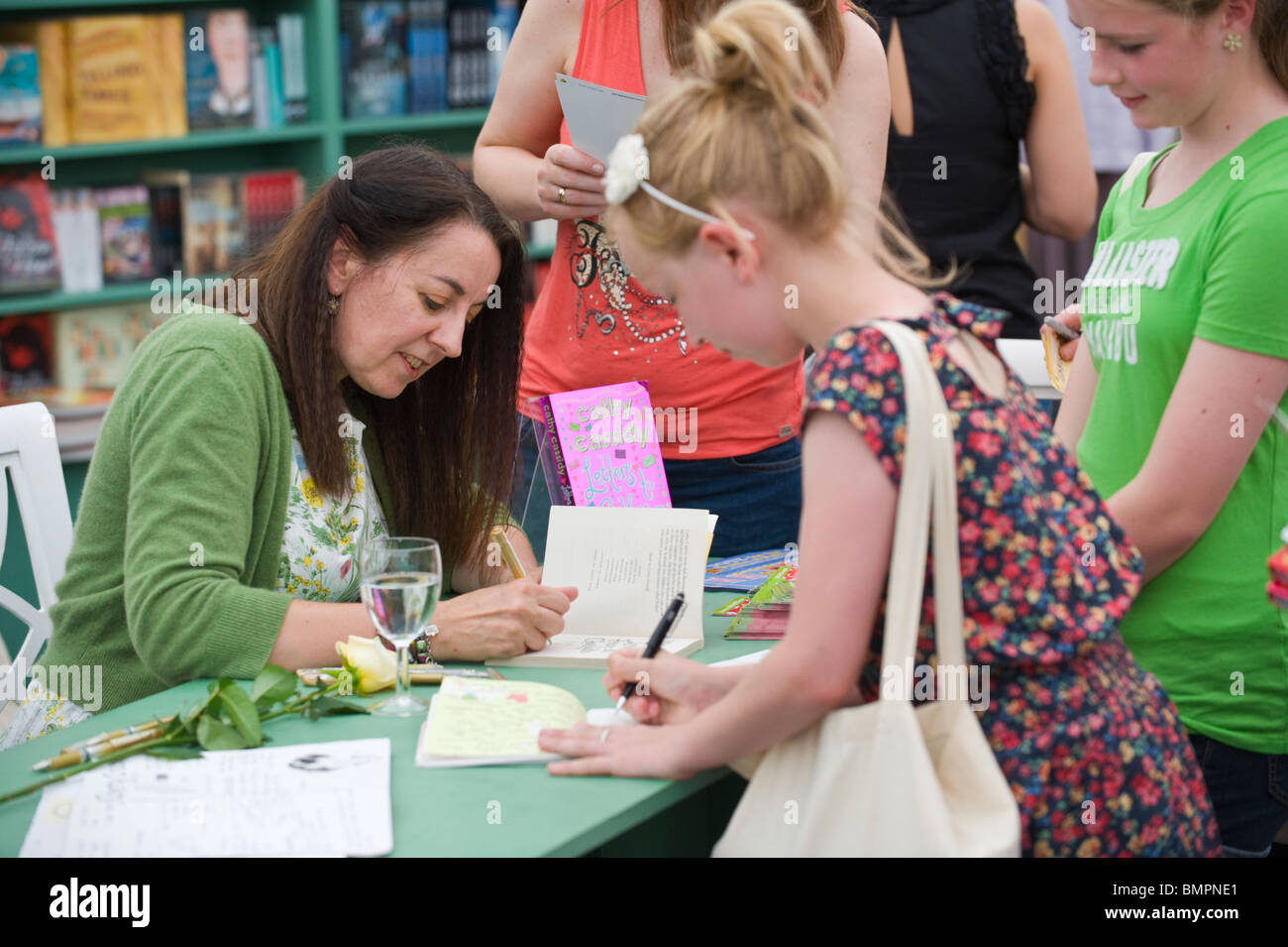 Britische Kinderbuchautorin Cathy Cassidy buchen Unterzeichnung, wo die Autoren ihre Fans bei Hay Festival 2010 Hay on Wye Powys Wales treffen Stockfoto