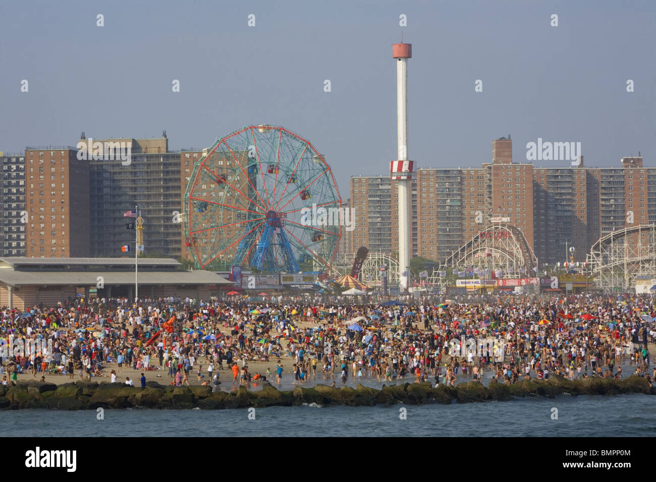 Warmen überfüllten Memorial Day am Strand von Coney Island, Brooklyn, New York. Stockfoto