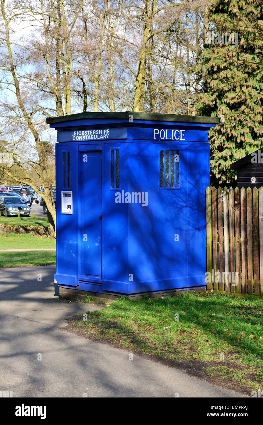 Blaue Polizei Telefonzelle im ländlichen England. Stockfoto