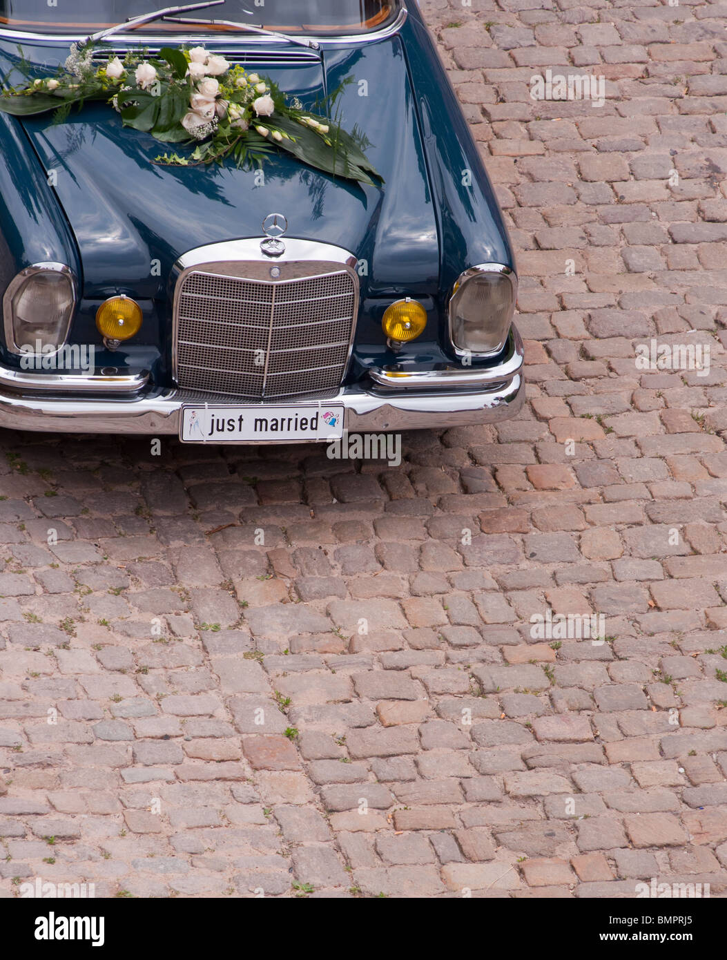 Hochzeitsauto Mercedes mit "Just Married" Platten, Deutschland Stockfoto