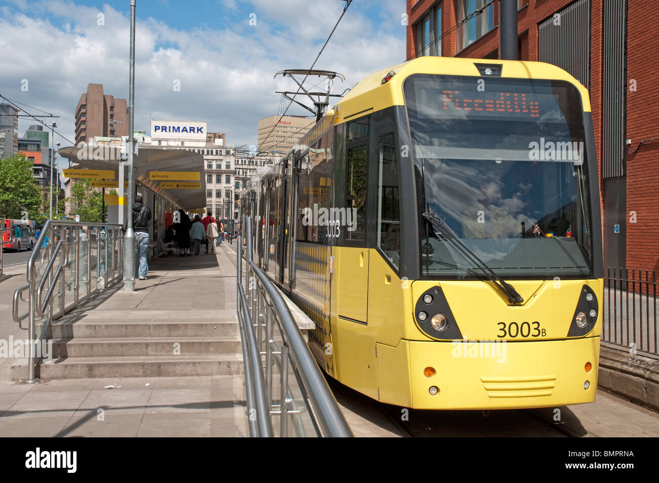 Metrolink Straßenbahn am Piccadilly Gardens, Manchester, UK. Stockfoto