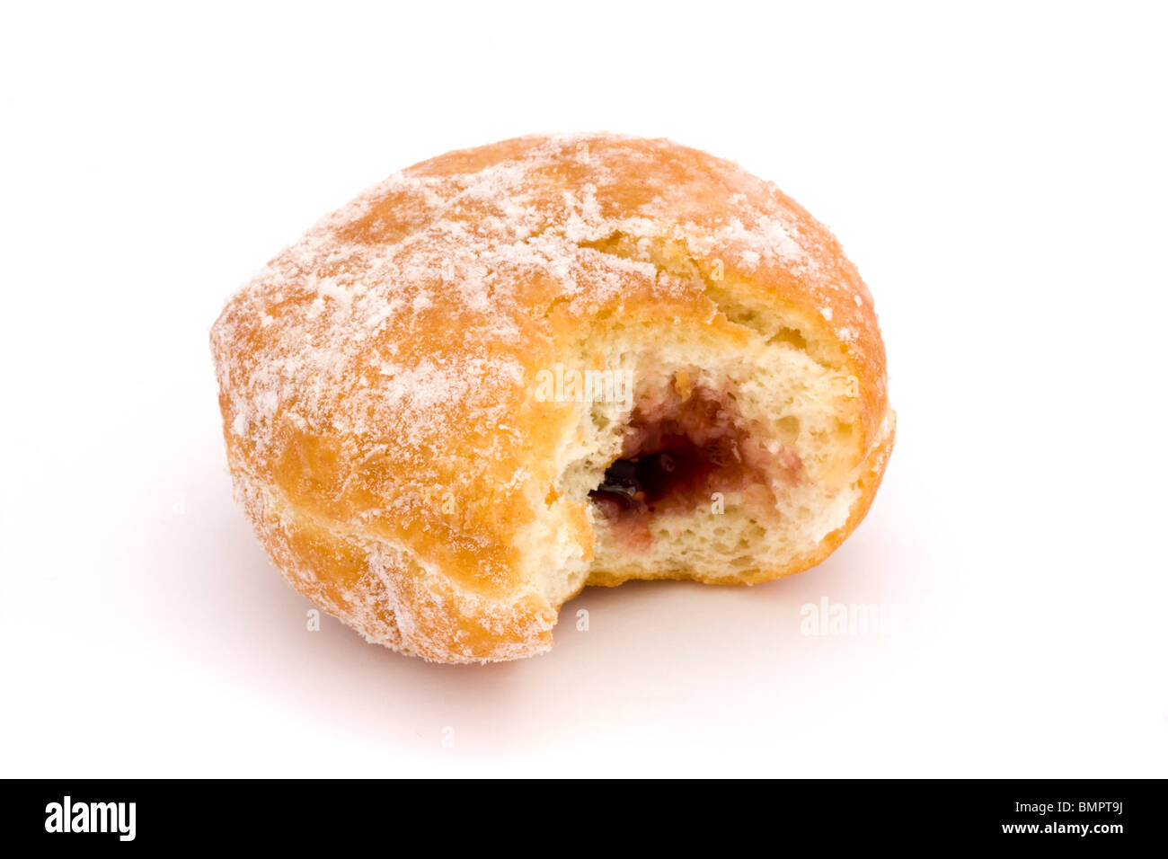 Marmelade-Donut mit einem Biss fehlt auf weißem Hintergrund Stockfoto