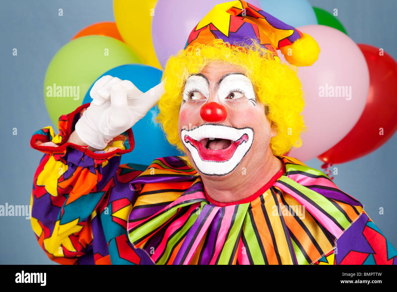 Porträt eines Geburtstag Clown mit eine glänzende Idee. Stockfoto