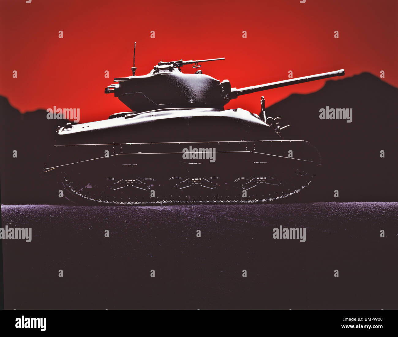 Modell Spielzeug Panzer Hintergrund leuchtend roter Berg Stockfoto