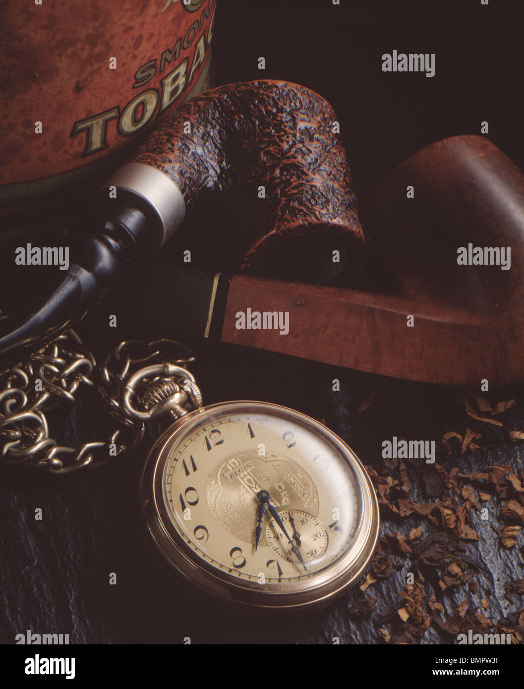 Antike Taschenuhr Stillleben w / Kette Rohr Stockfoto