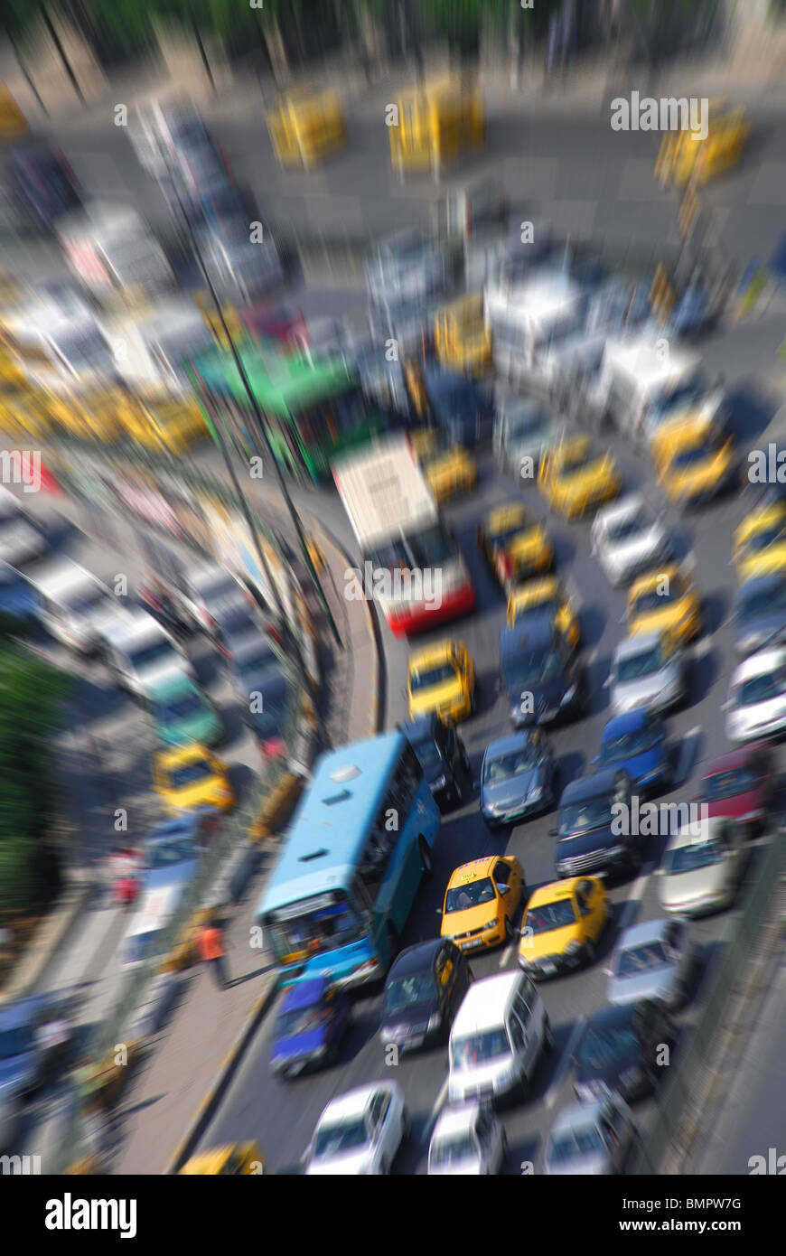 ISTANBUL, TÜRKEI. Belebten Feierabendverkehr in der Nähe von Taksim. 2009. Stockfoto