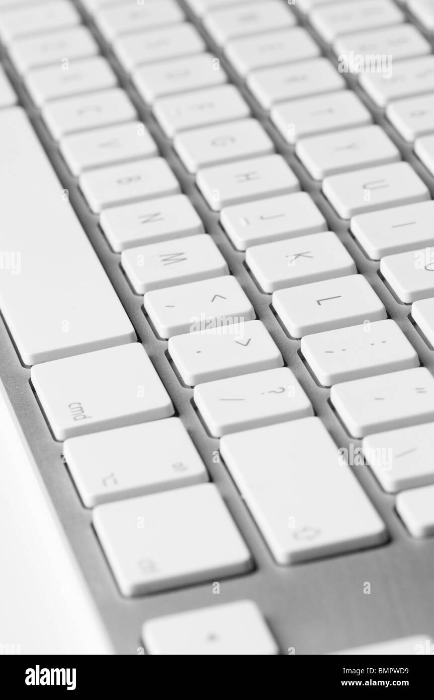 Computer-Tastatur auf weißem Hintergrund mit sehr flachen Fokus Stockfoto