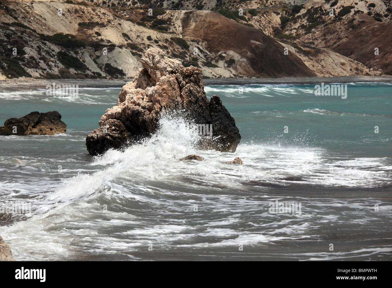 Felsen und Wellen. Petra Tou Romiou (in der Nähe von Paphos), Geburtsort der Aphrodite. Zypern. Stockfoto
