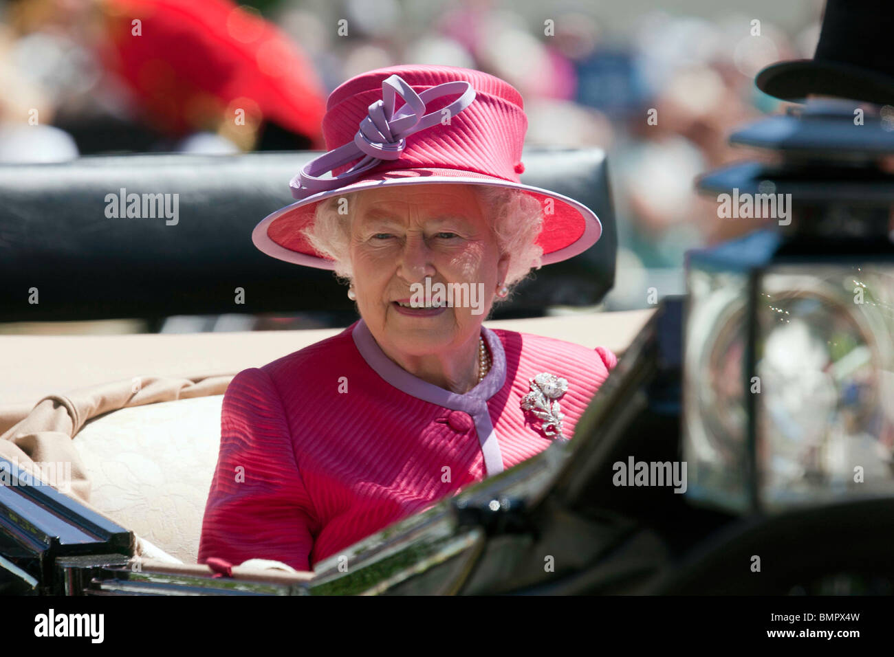 Die britische Königin Elizabeth II. Tagung des Royal Ascot 2010 Pferd Rennen Stockfoto