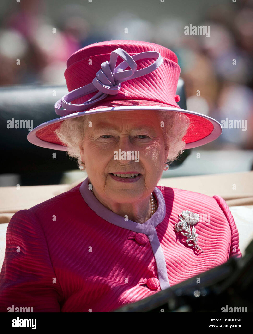 Die britische Königin Elizabeth II. Tagung des Royal Ascot 2010 Pferd Rennen Stockfoto