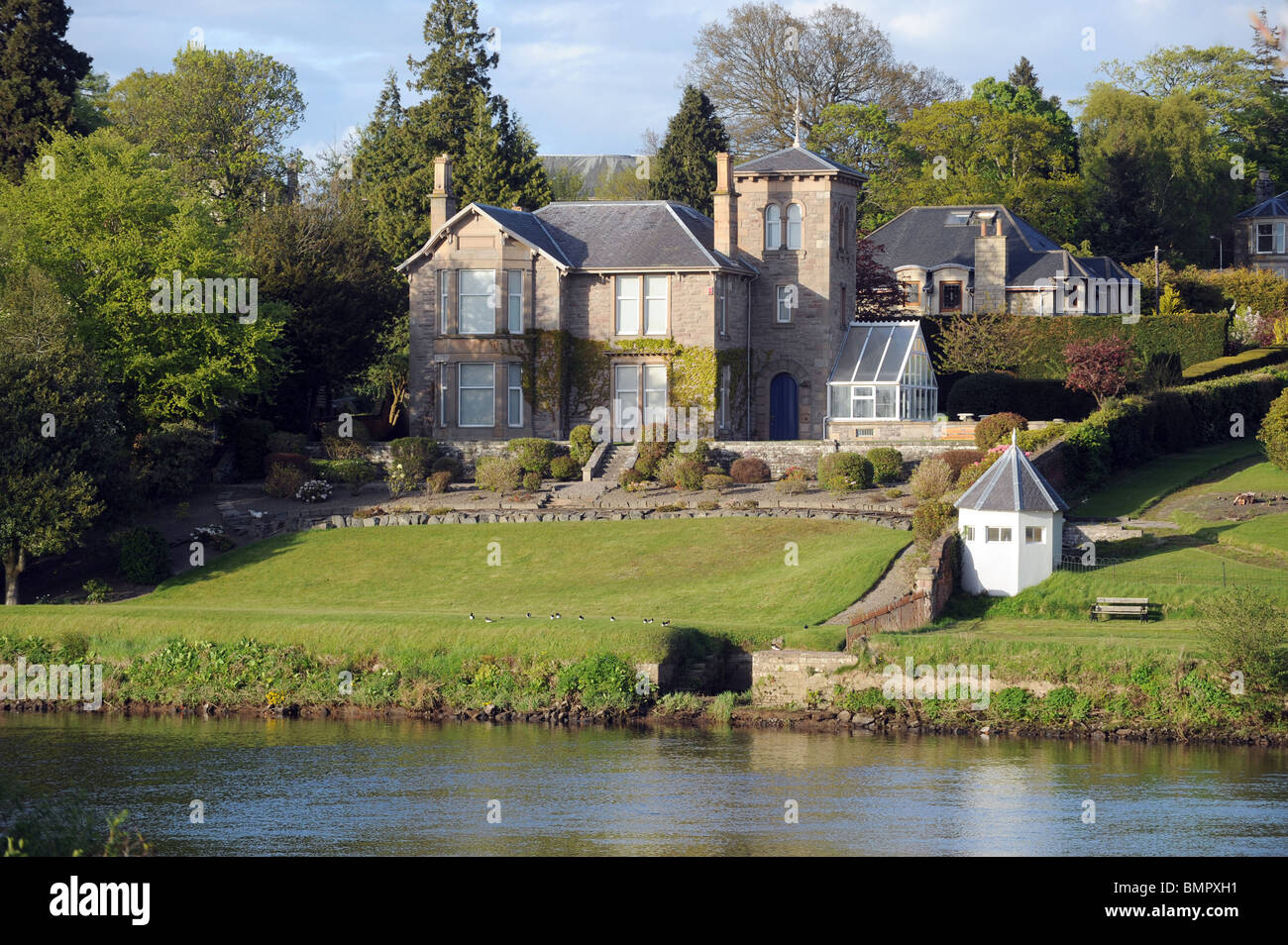 Freistehende Villa befindet sich am Ufer, Fluss Tay. Stockfoto