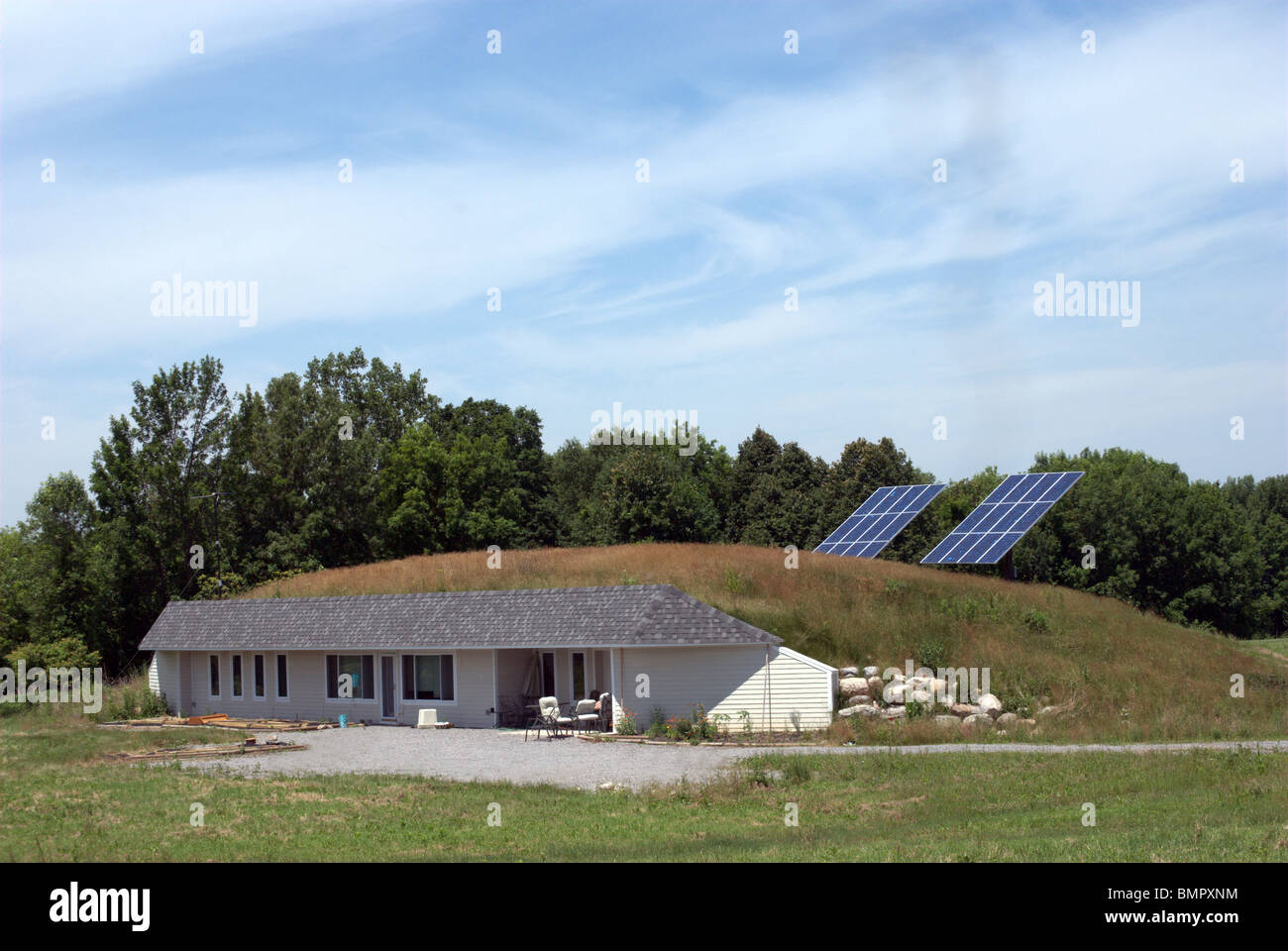 Umweltenergie effizientes persönliches Zuhause Heizwärme und Luftkühlung, umfasst Solarmodule, Wasser gut für den Energiebedarf. Stockfoto