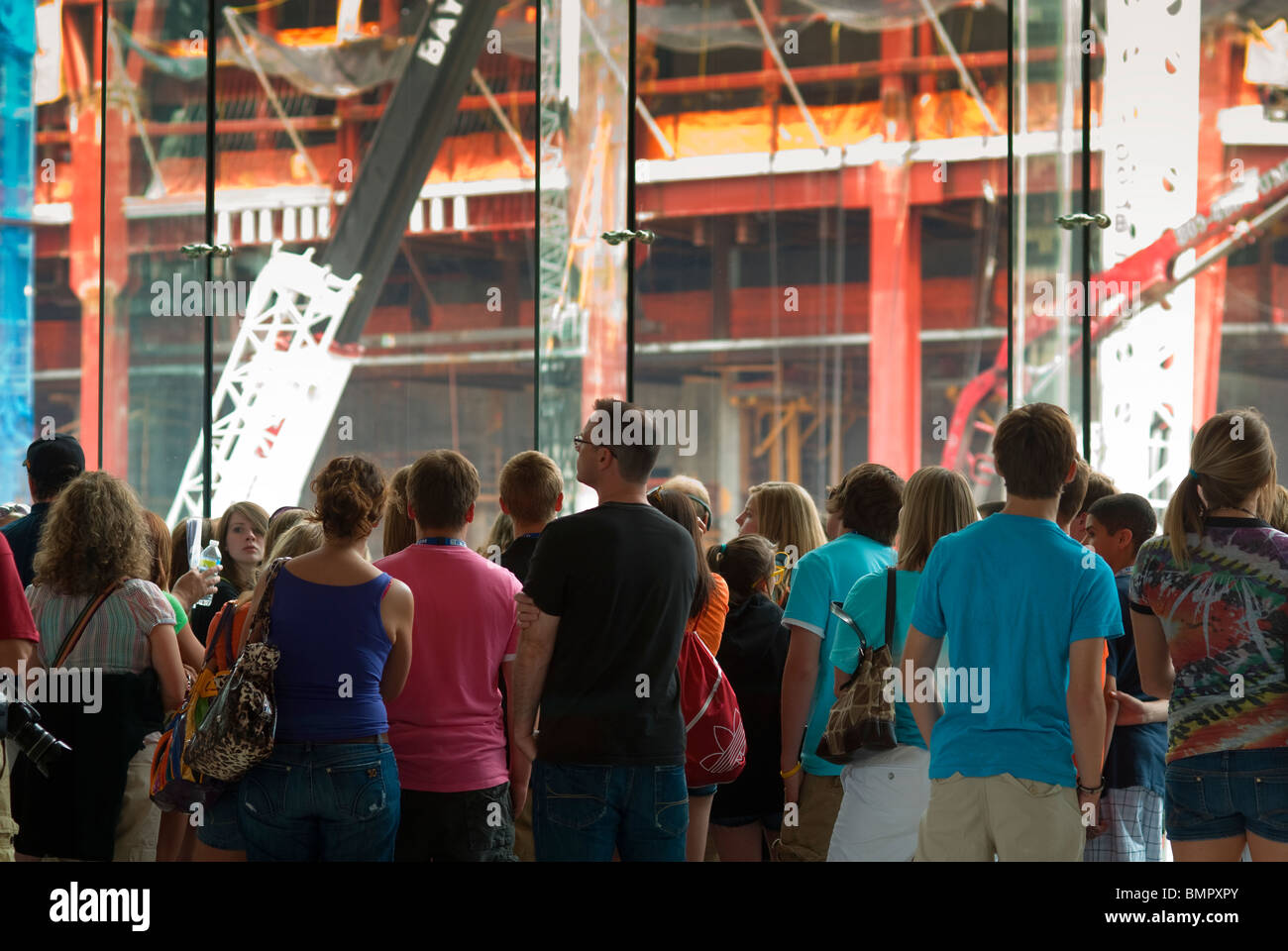 Eine Reisegruppe auf der World Financial Center Ansichten Bau des Freedom Tower, Zentrum am Ground Zero in New York Stockfoto