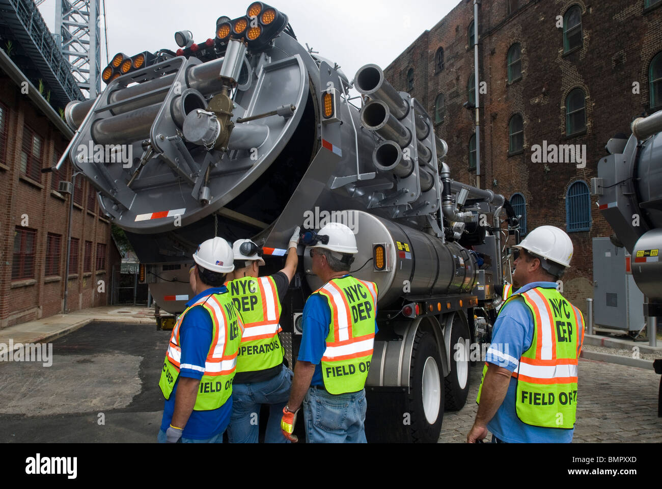 Arbeitnehmer aus NYC Department of Environmental Protection zeigen ihre