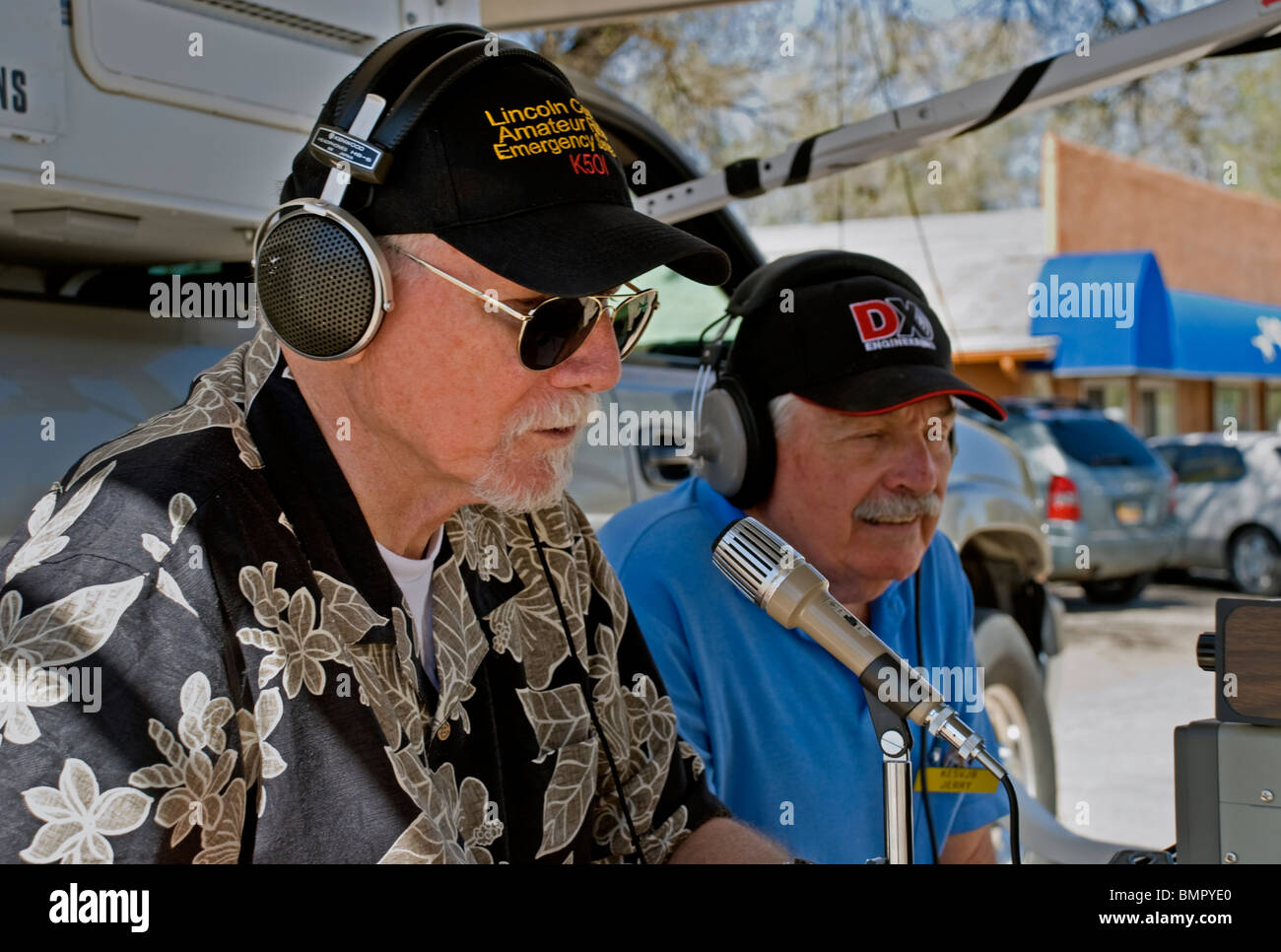 Zwei Amateur-Radio-Enthusiasten haben eine remote-Übertragung aus der kleinen Stadt Capitan, New Mexico. Stockfoto