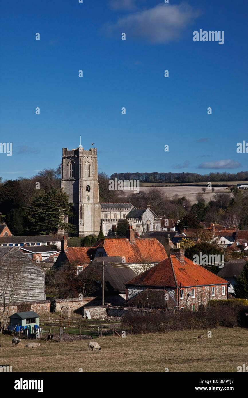 Blick über Ackerland, das Dorf Aldbourne und die Pfarrei Kirche von St Michaels Stockfoto