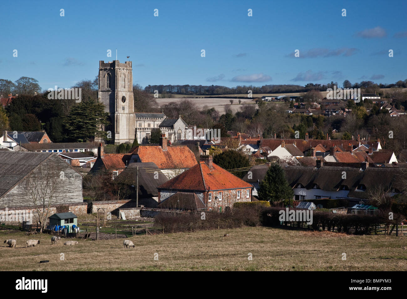 Blick über Ackerland, das Dorf Aldbourne und die Pfarrei Kirche von St Michaels Stockfoto