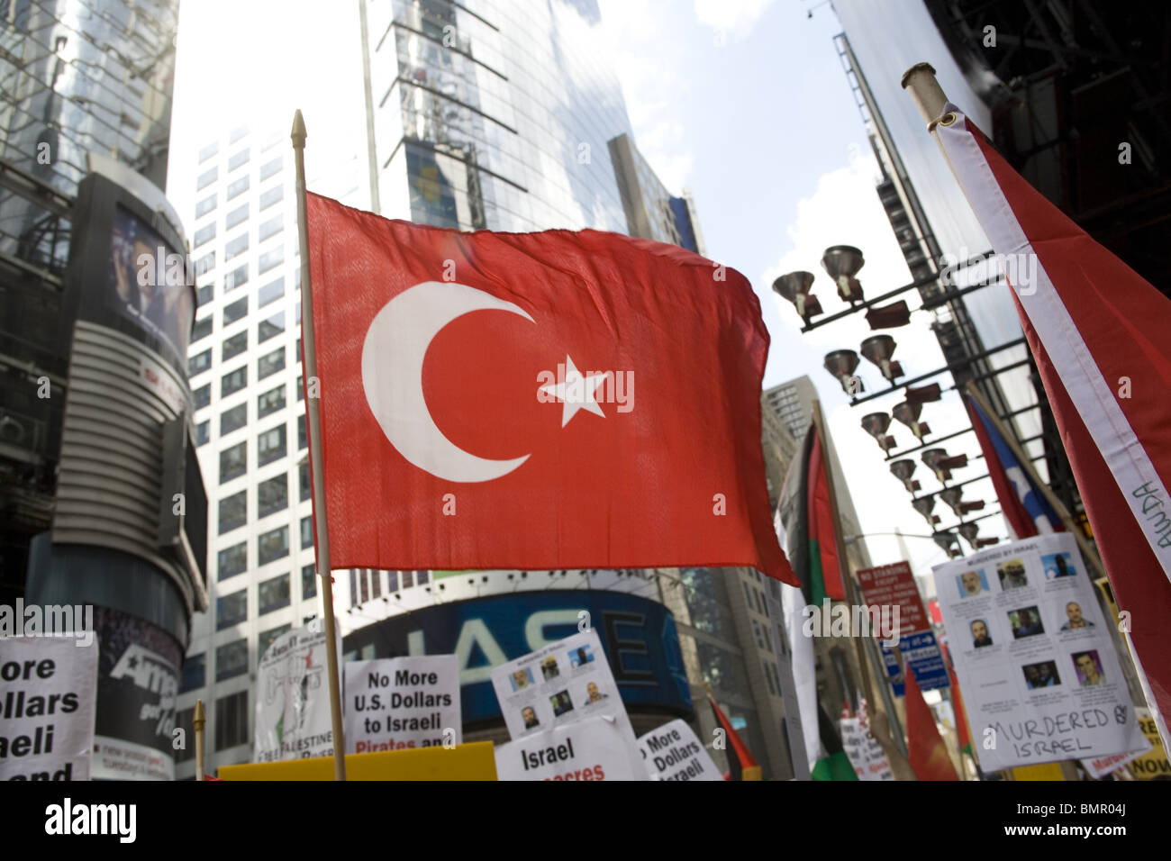 2010: türkische Flagge fliegt bei einer großen Demonstration gegen Israels brutale Attacke gegen den internationalen Gaza-Flottille. Stockfoto