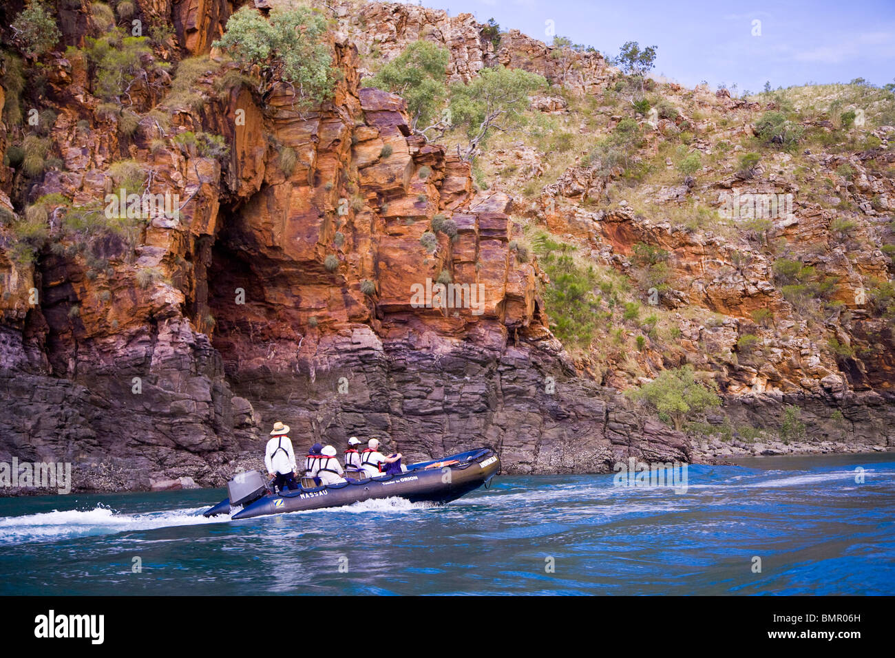 Passagiere aus der Aussie Expeditionsschiff Orion Kreuzfahrt Talbot Bay um Pfingsten Sandstein zu beobachten Stockfoto